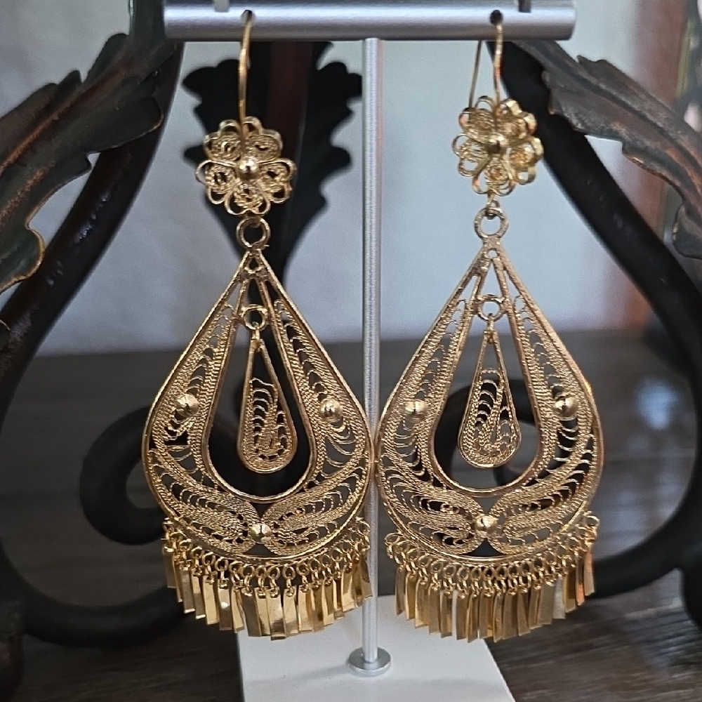 Elegant Gold Filigree Dangle Earrings - Picture 11 of 16